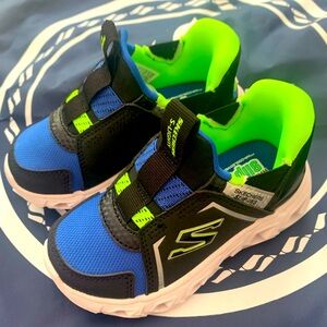 NEW Sketchers Toddler Size 7 Slip In Sneakers